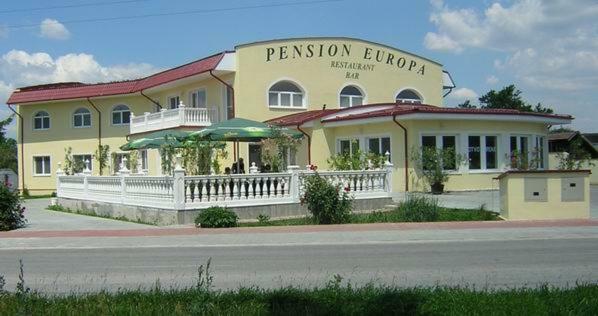 Penzion Europa Diakovce エクステリア 写真